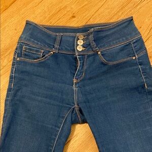 Classic Blue Cropped Ankle Jeans with Rolled Cuffs